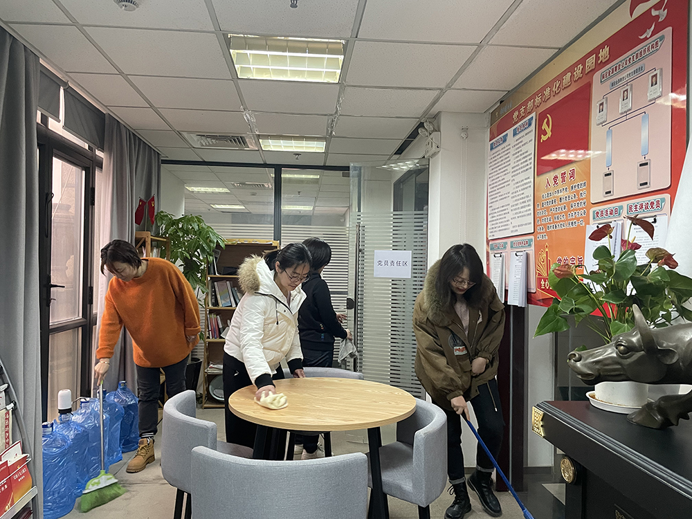 銅冠金源期貨有限公司黨支部開展義務(wù)勞動(dòng)主題實(shí)踐活動(dòng)